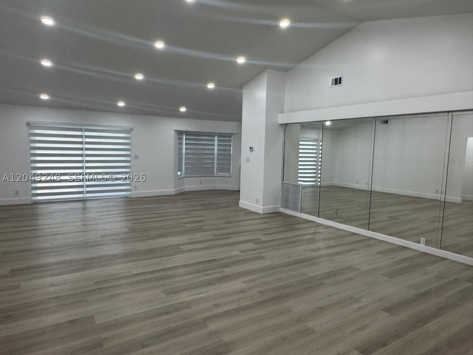 ROYAL PALM COMMUNITY - Residential