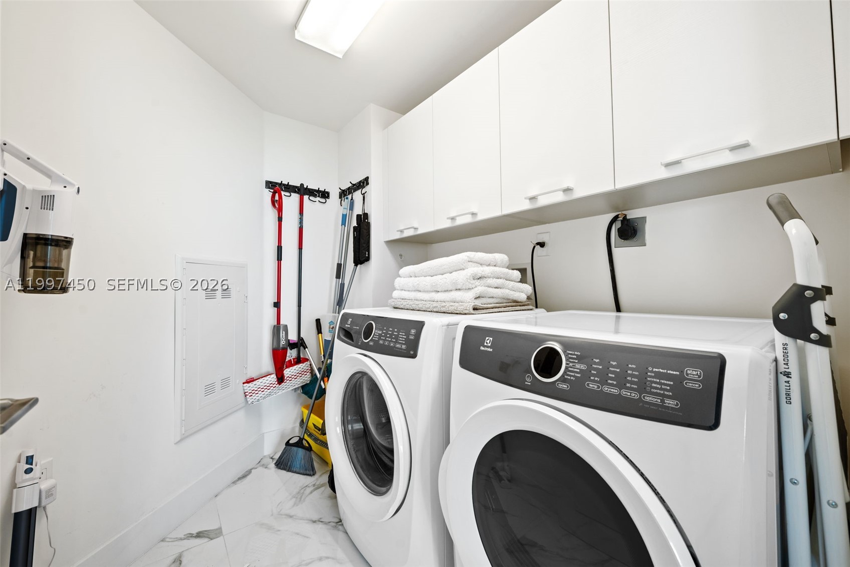 PARQUE TOWERS CONDO - Residential