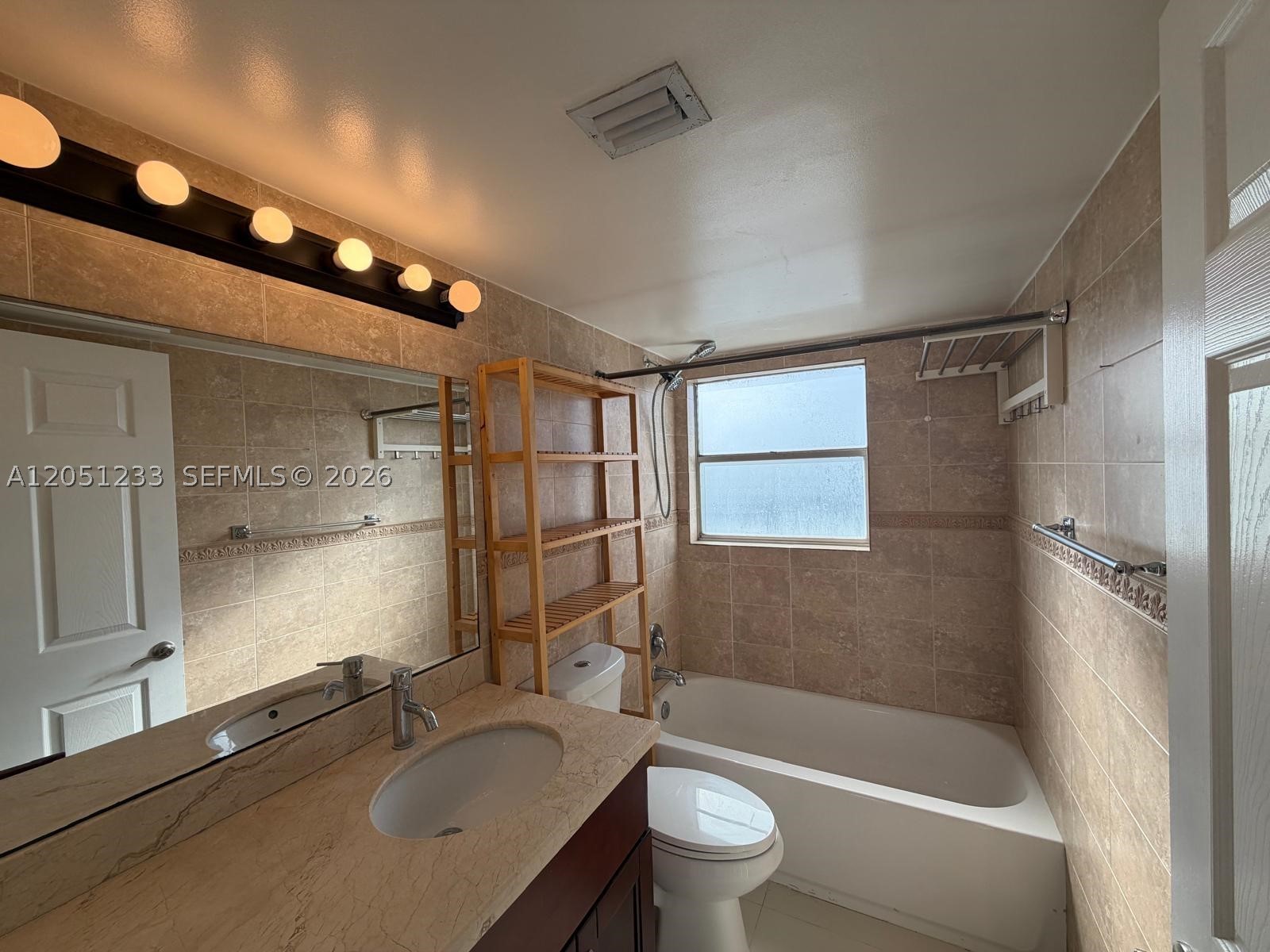 OCTAGON TOWERS I CONDO - Residential Lease