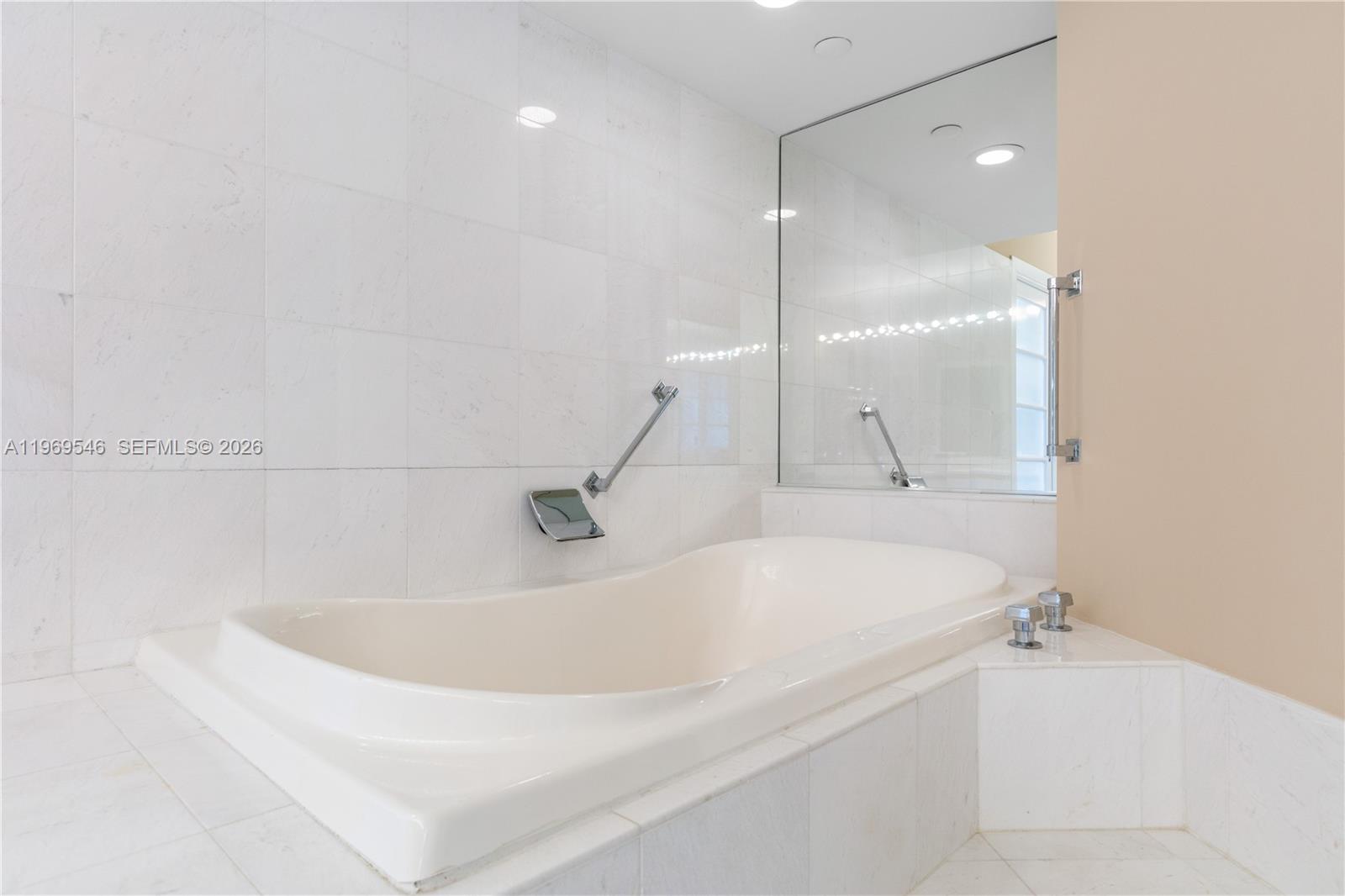MYSTIC POINTE TOWER 400 C - Residential