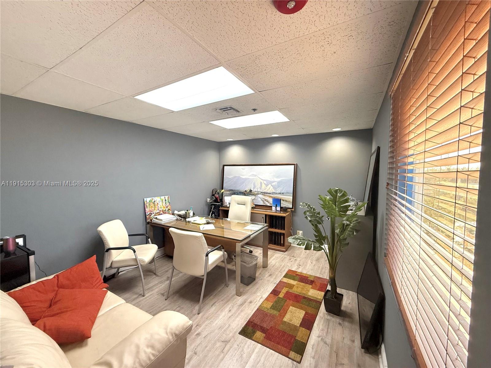 OFFICE UNIT FOR RENT AVAILABLE 12/01 Great Location. Full-Service Building, 24 hours accessibility. Full generator back-up. Spacious Office Space with ample sunlight and parking. FIRST MONTH AND 2 (TWO) SECURITY DEPOSITS REQUIRED.