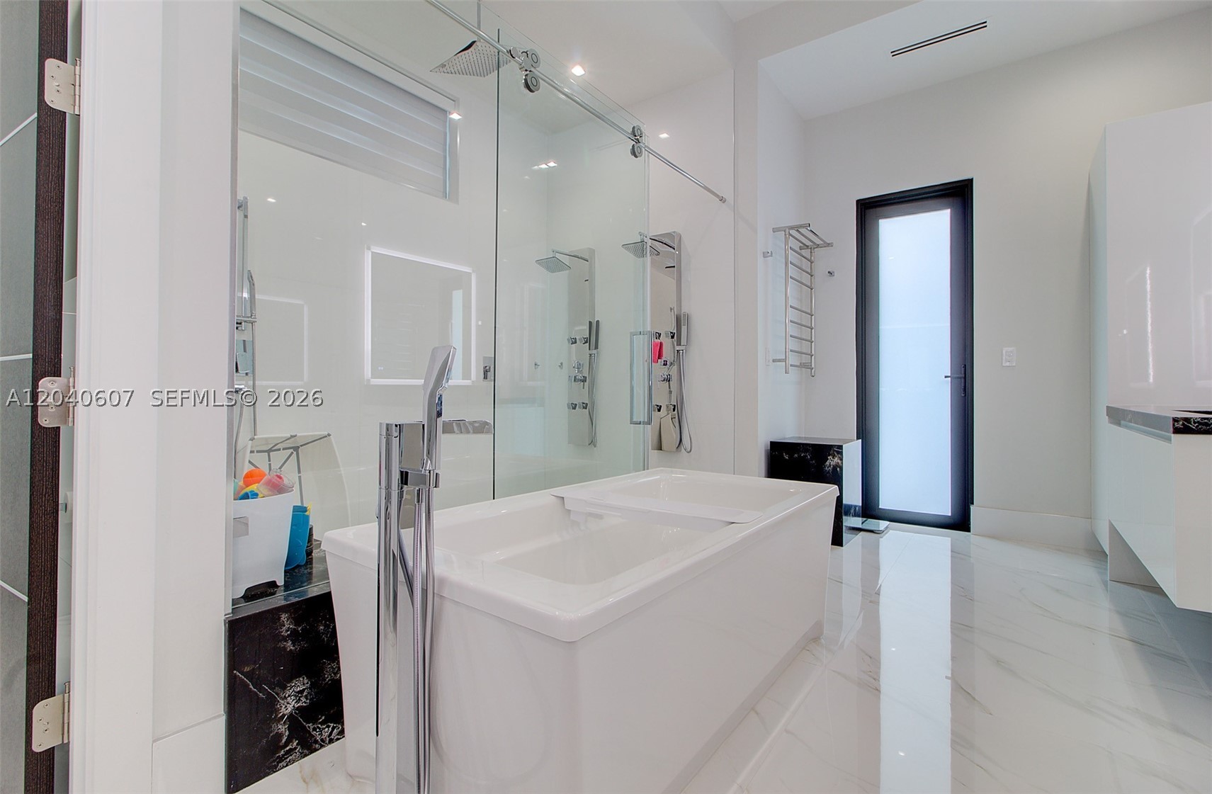 LOS JARDINES ESTATES - Residential