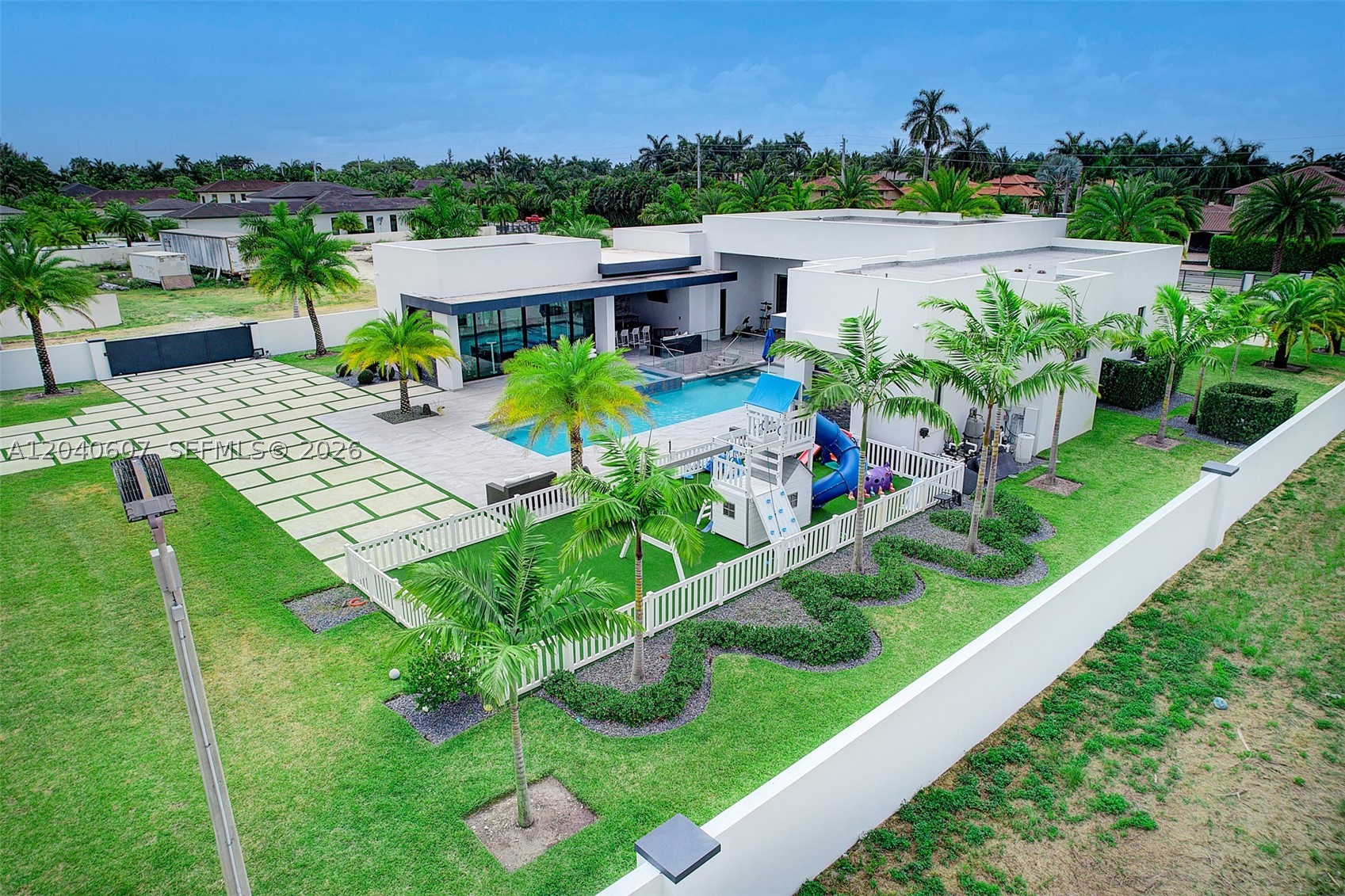 LOS JARDINES ESTATES - Residential