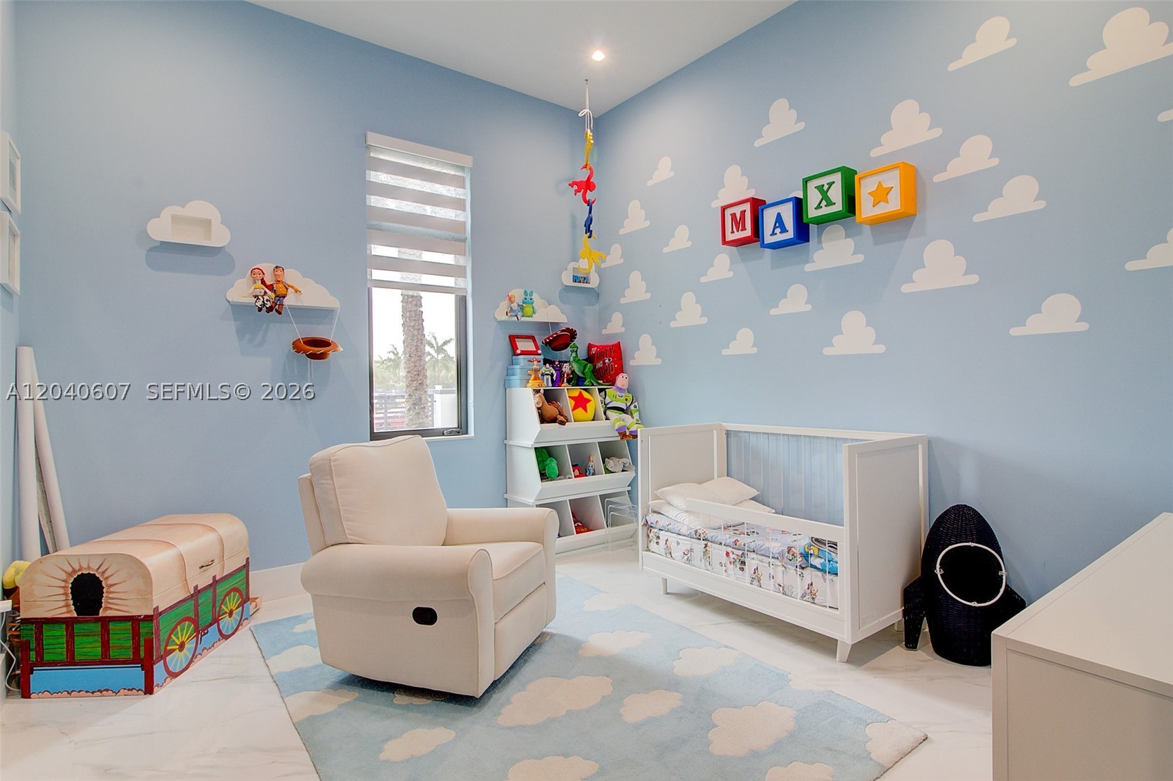 LOS JARDINES ESTATES - Residential