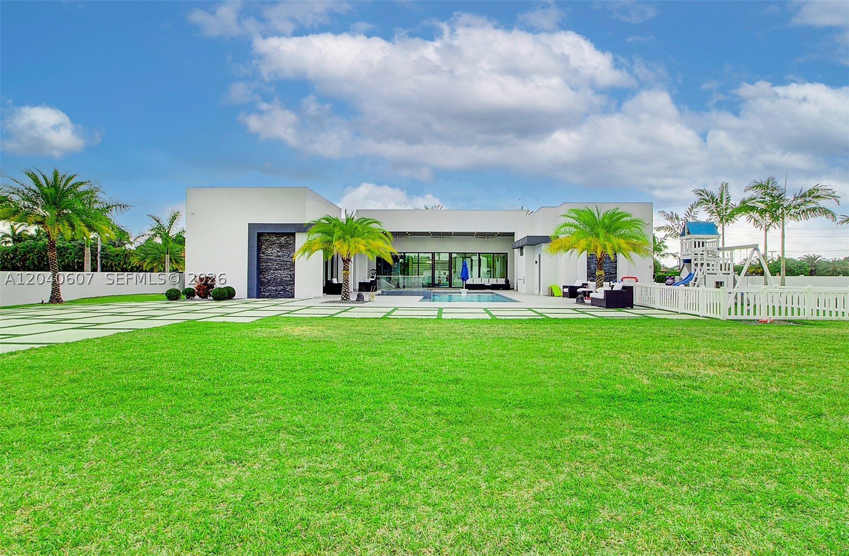 LOS JARDINES ESTATES - Residential