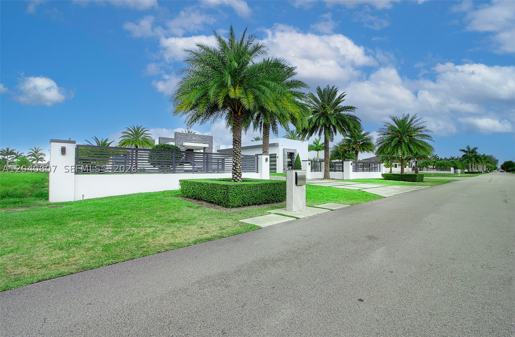 LOS JARDINES ESTATES - Residential