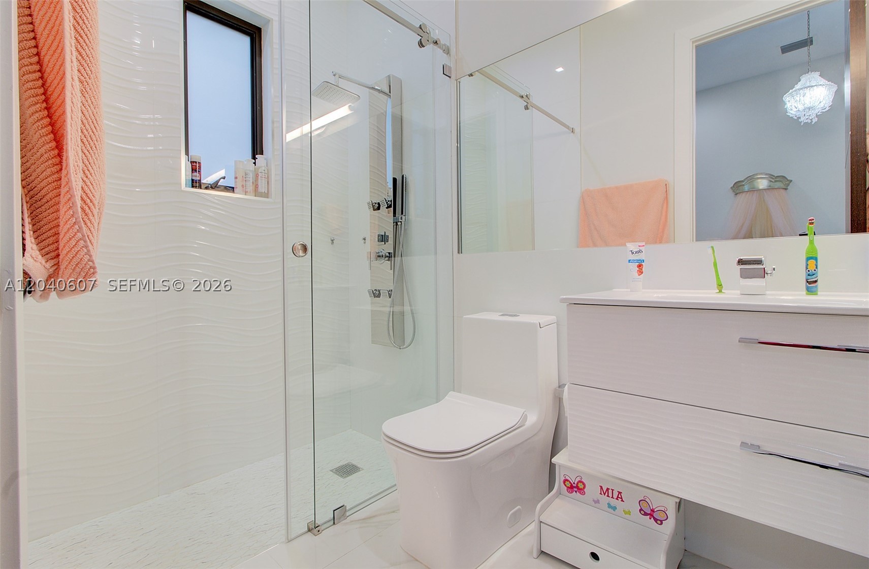 LOS JARDINES ESTATES - Residential
