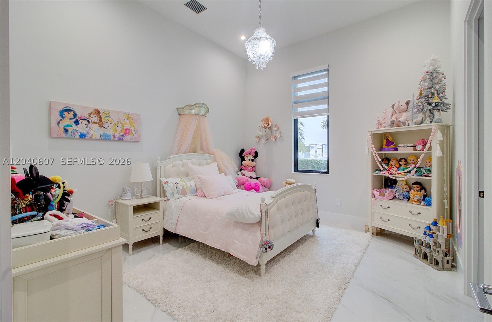 LOS JARDINES ESTATES - Residential