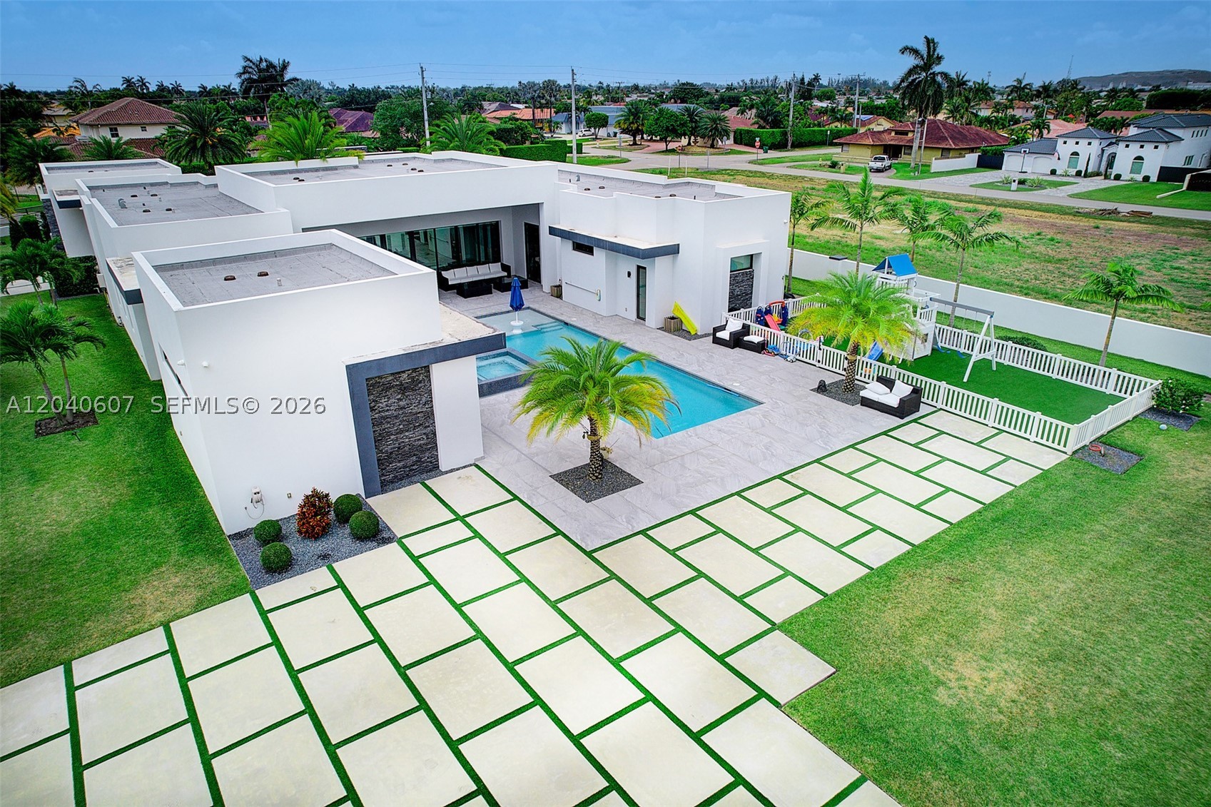 LOS JARDINES ESTATES - Residential