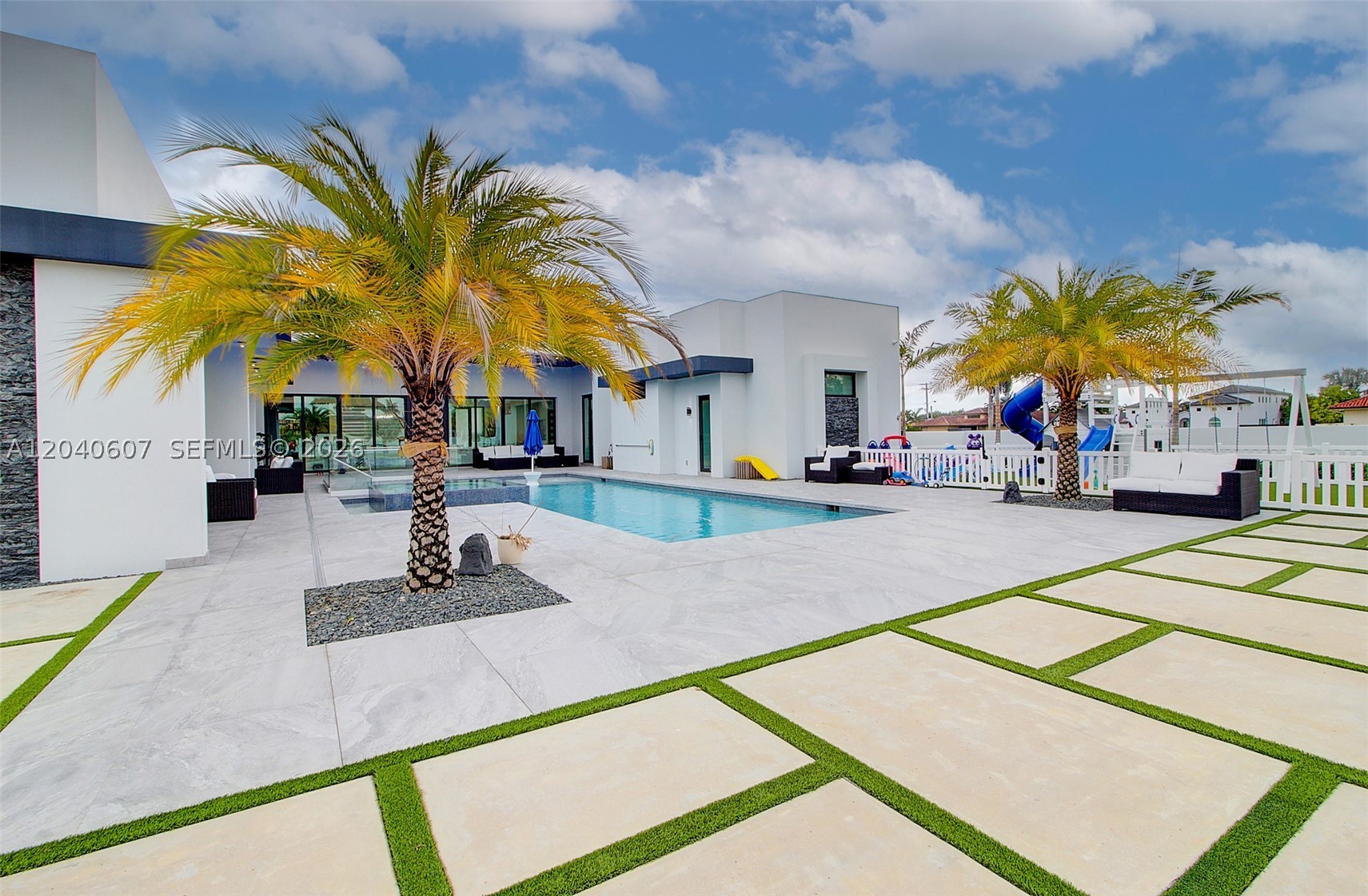 LOS JARDINES ESTATES - Residential