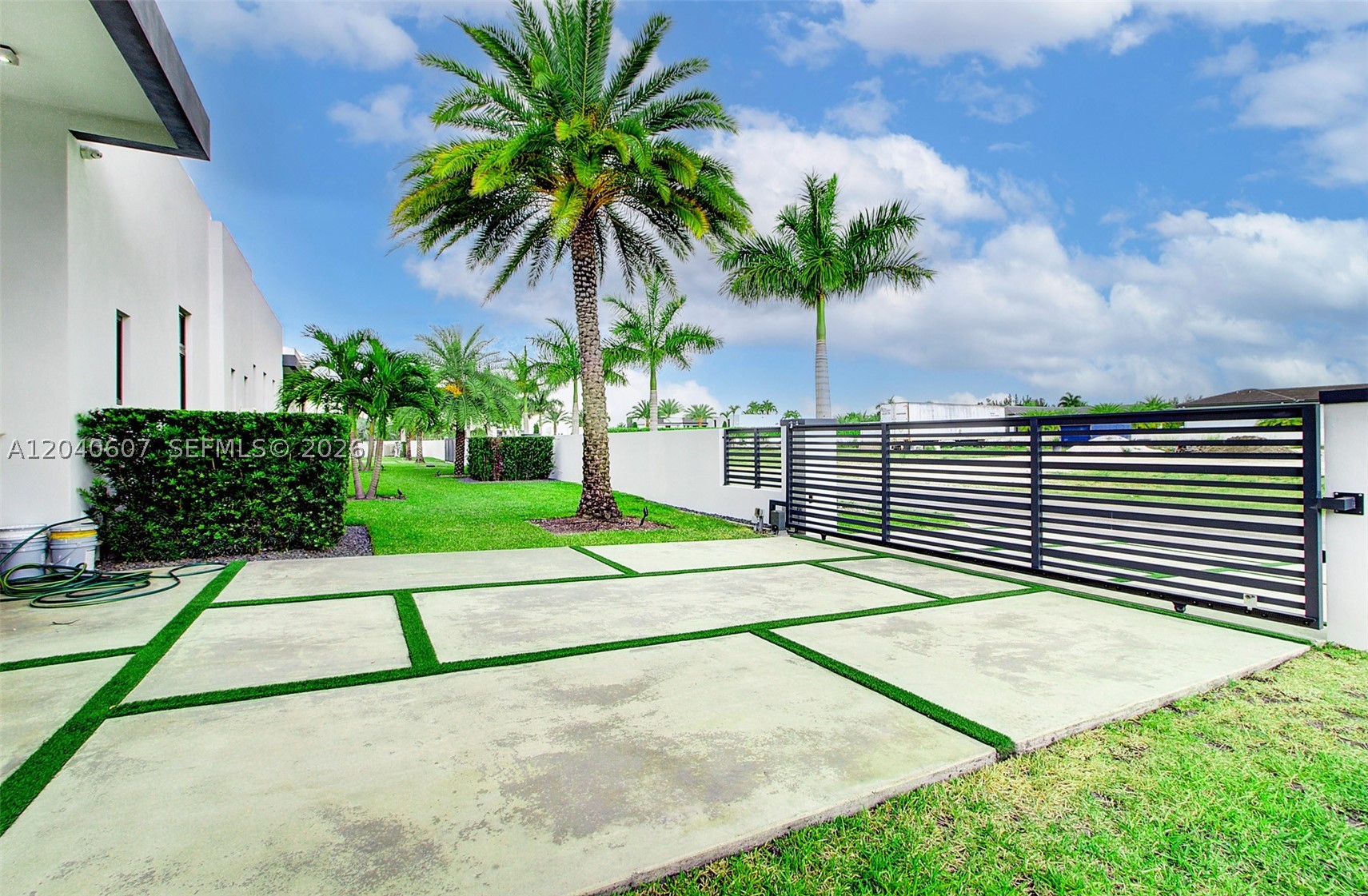 LOS JARDINES ESTATES - Residential