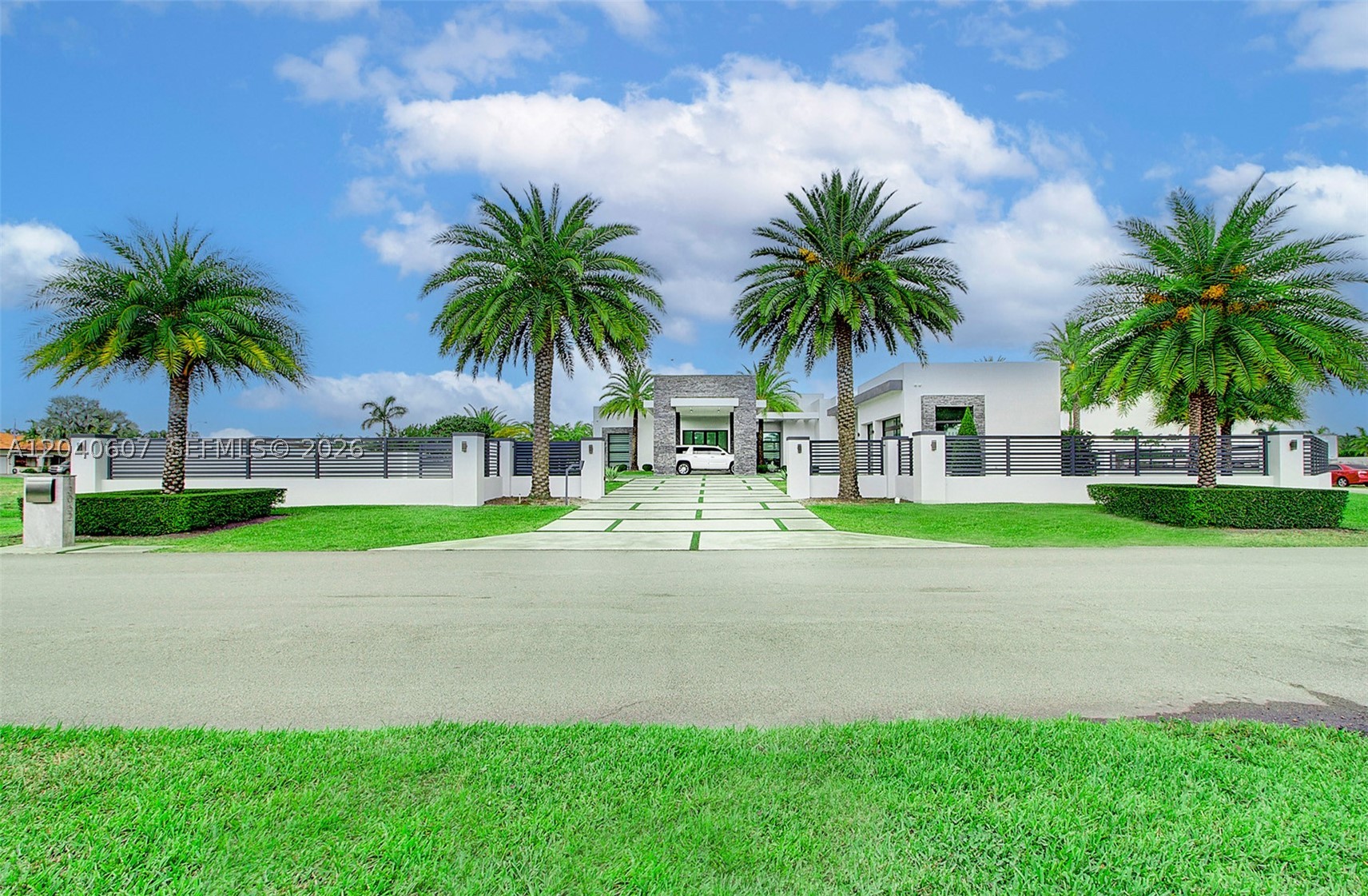 LOS JARDINES ESTATES - Residential