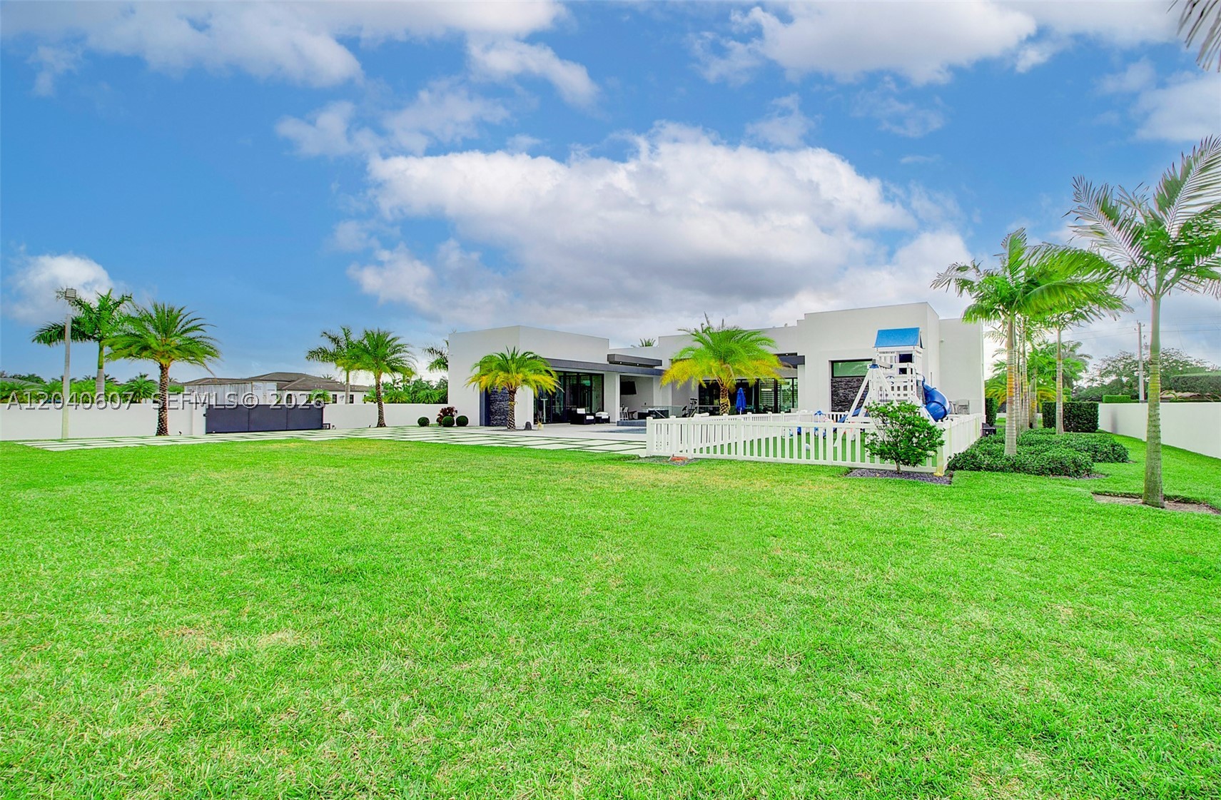 LOS JARDINES ESTATES - Residential