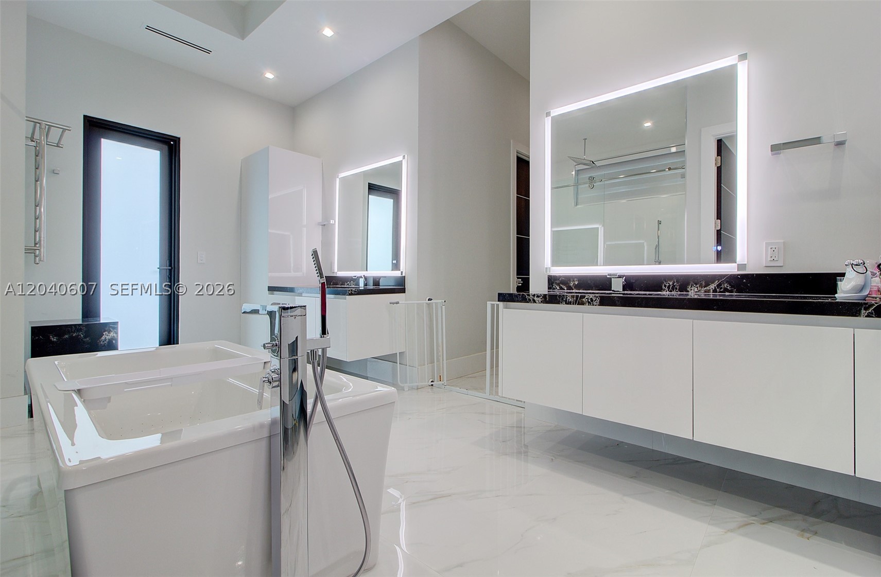 LOS JARDINES ESTATES - Residential