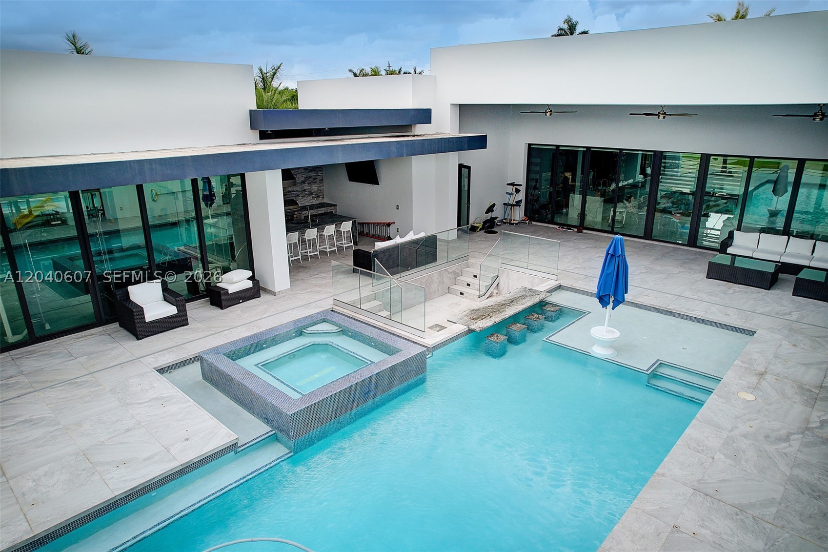 LOS JARDINES ESTATES - Residential