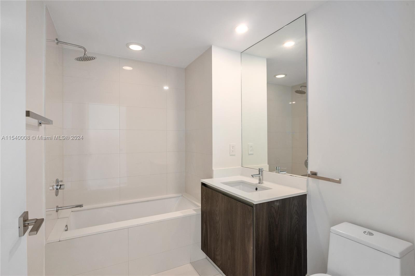 ONE PARAISO CONDO - Residential