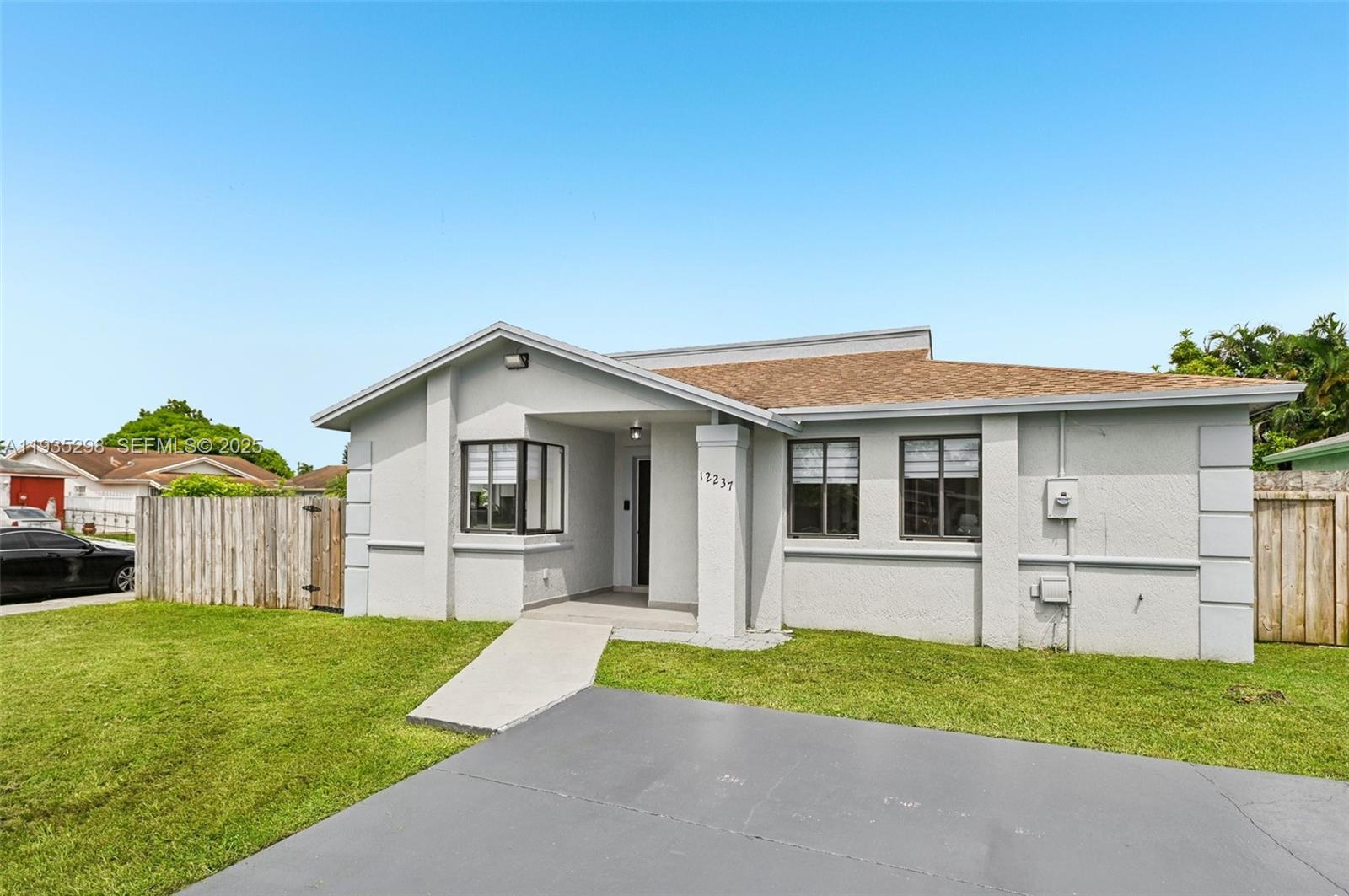 LIME GROVE ESTATES SEC 3 - Residential Lease