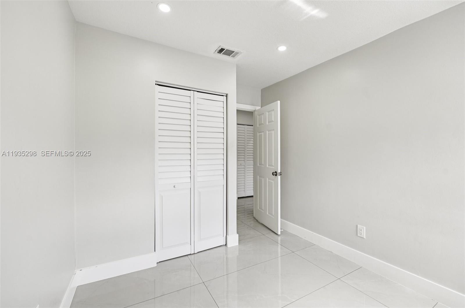 LIME GROVE ESTATES SEC 3 - Residential Lease