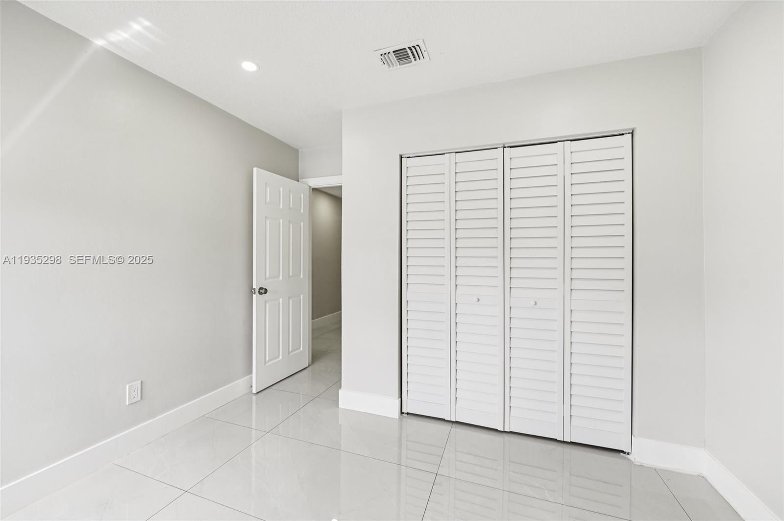 LIME GROVE ESTATES SEC 3 - Residential Lease