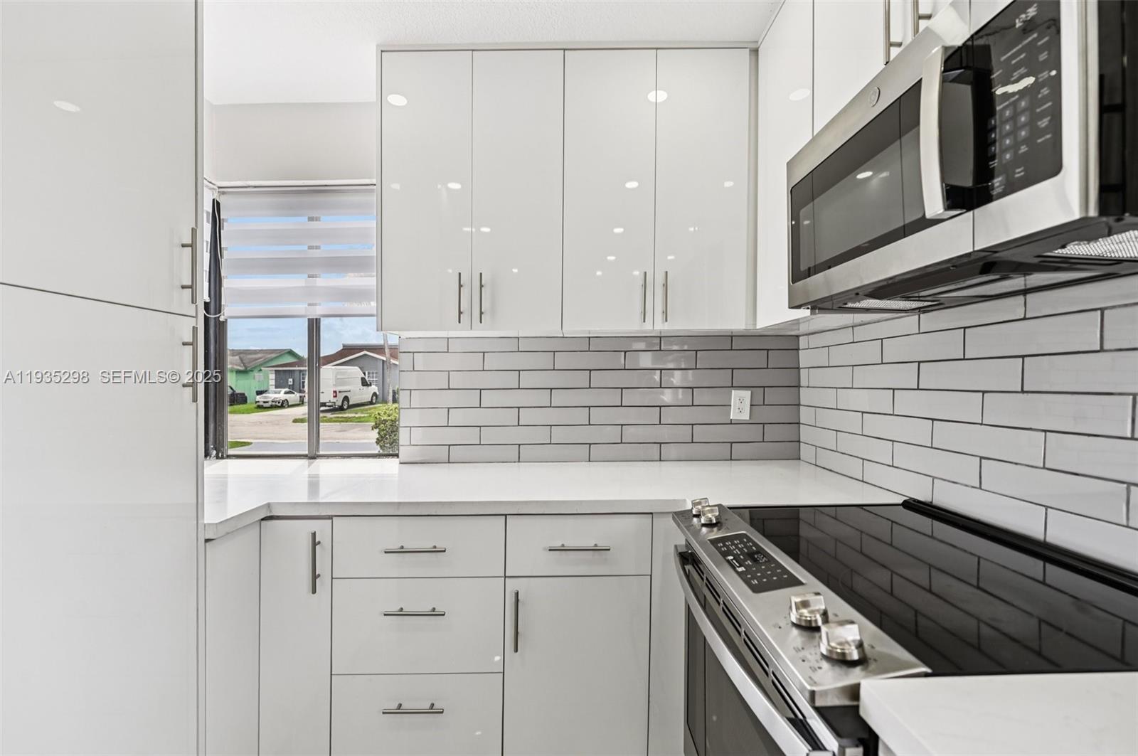 LIME GROVE ESTATES SEC 3 - Residential Lease