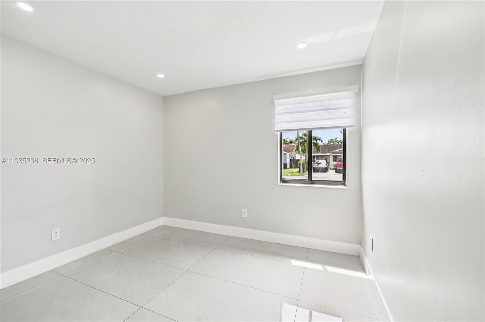 LIME GROVE ESTATES SEC 3 - Residential Lease