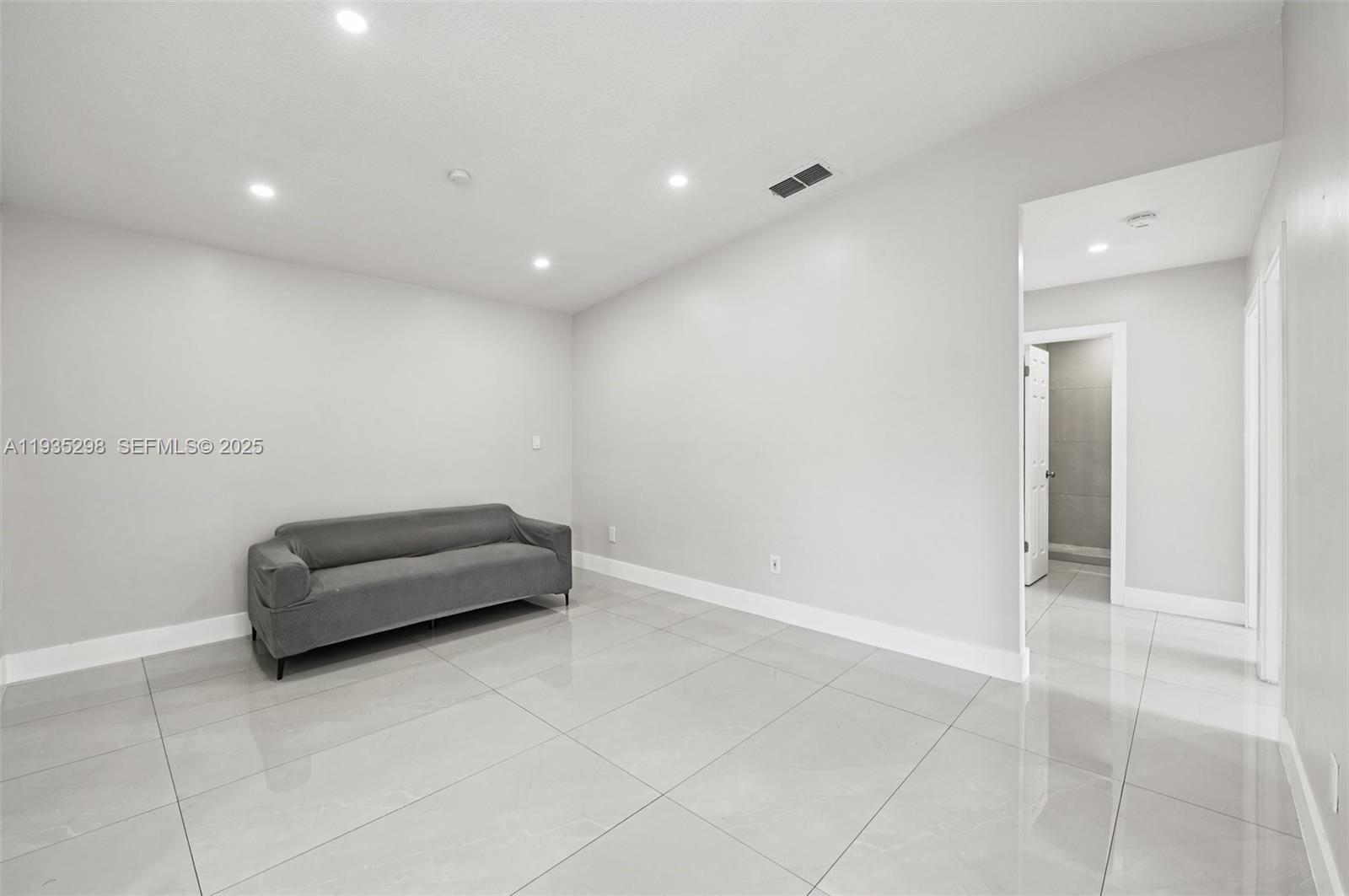 LIME GROVE ESTATES SEC 3 - Residential Lease