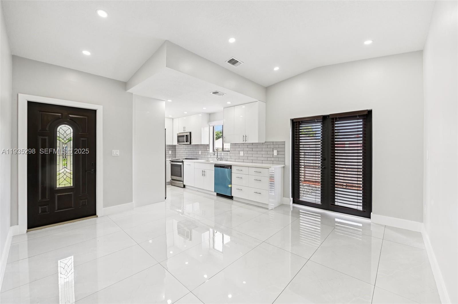 LIME GROVE ESTATES SEC 3 - Residential Lease