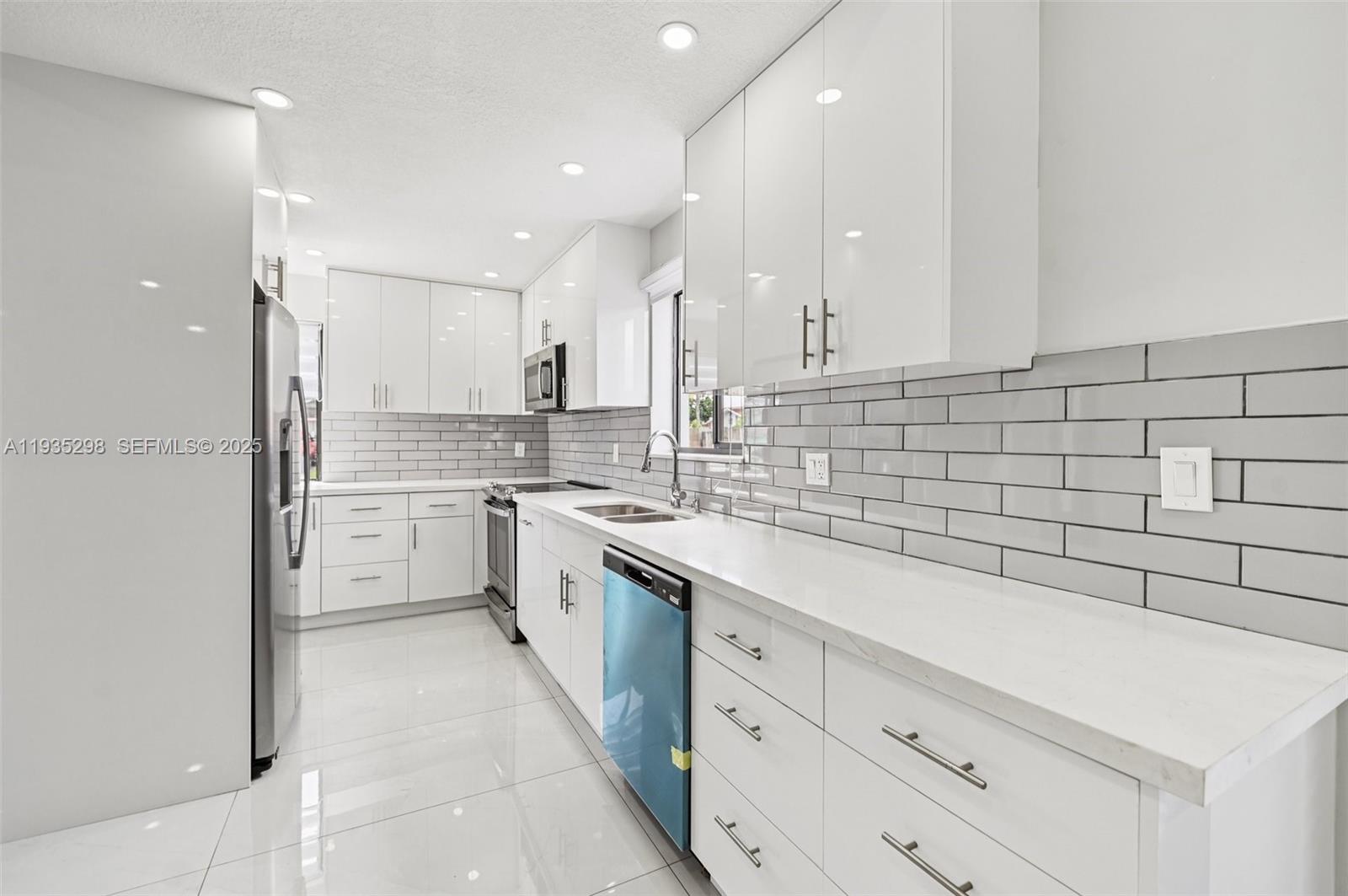 LIME GROVE ESTATES SEC 3 - Residential Lease