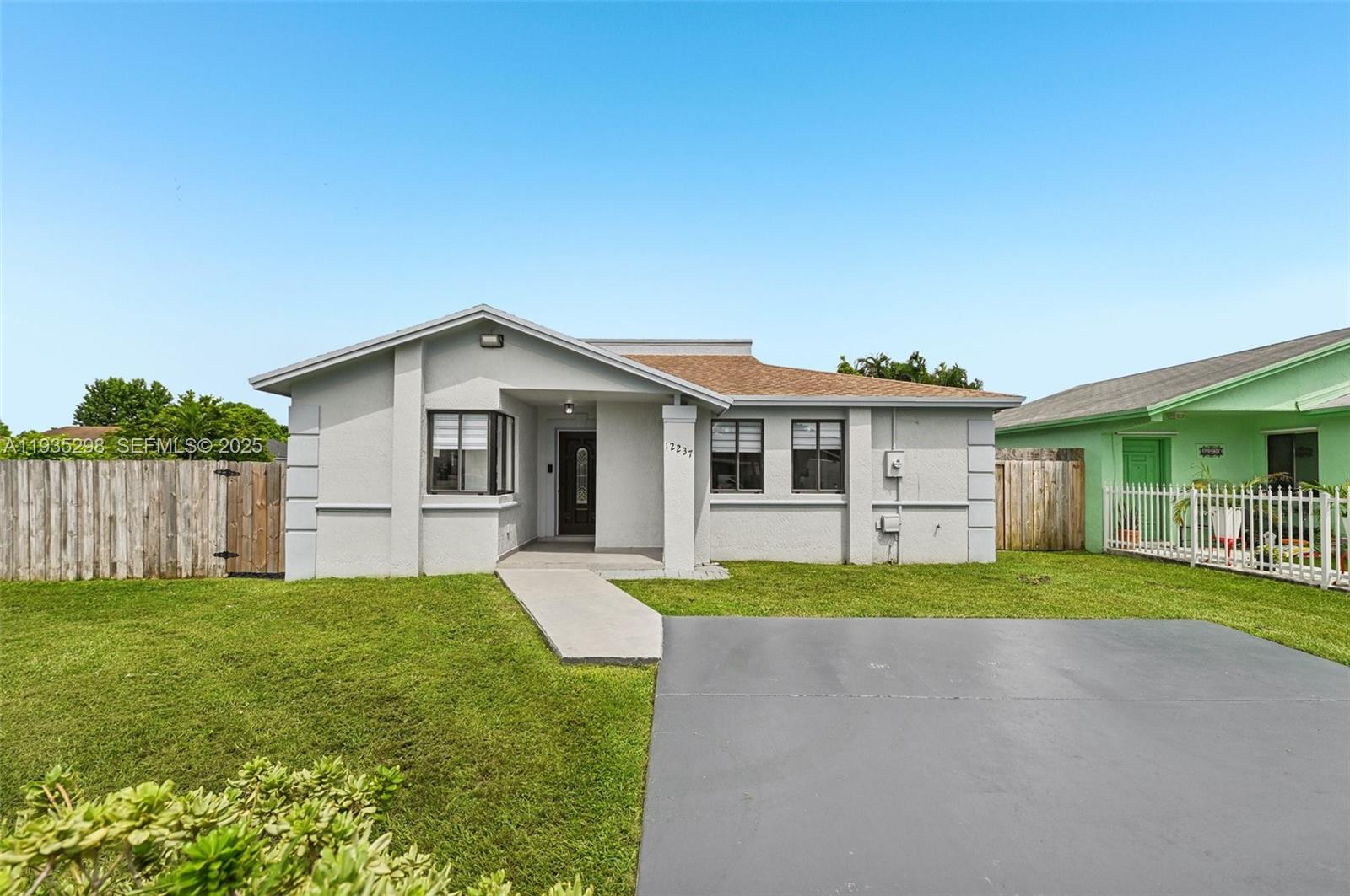 LIME GROVE ESTATES SEC 3 - Residential Lease