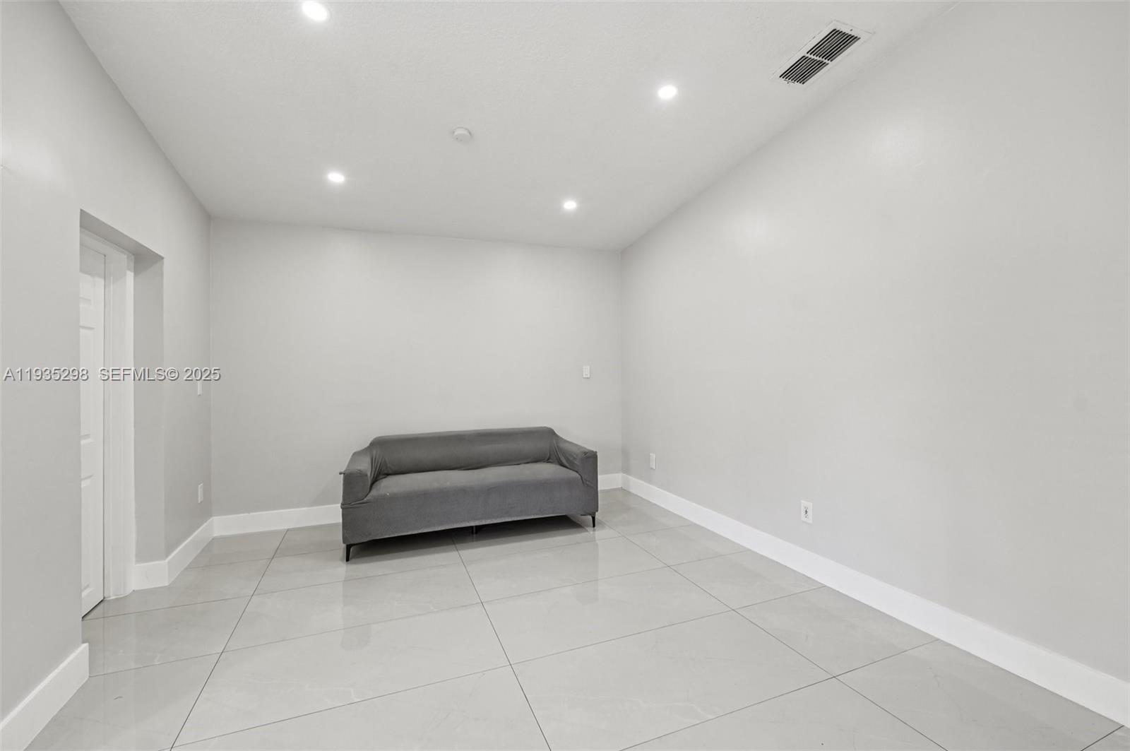 LIME GROVE ESTATES SEC 3 - Residential Lease