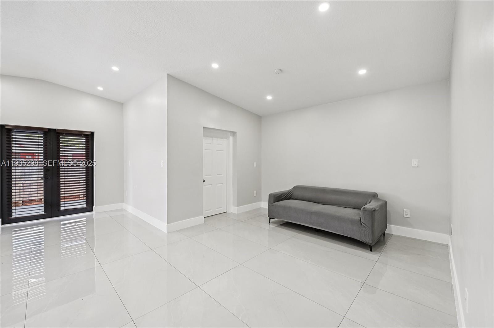 LIME GROVE ESTATES SEC 3 - Residential Lease