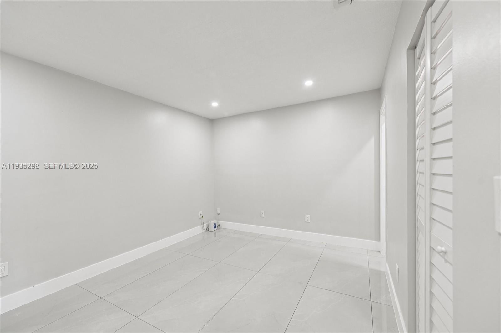 LIME GROVE ESTATES SEC 3 - Residential Lease