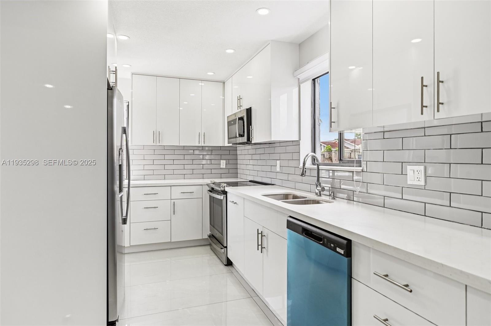 LIME GROVE ESTATES SEC 3 - Residential Lease