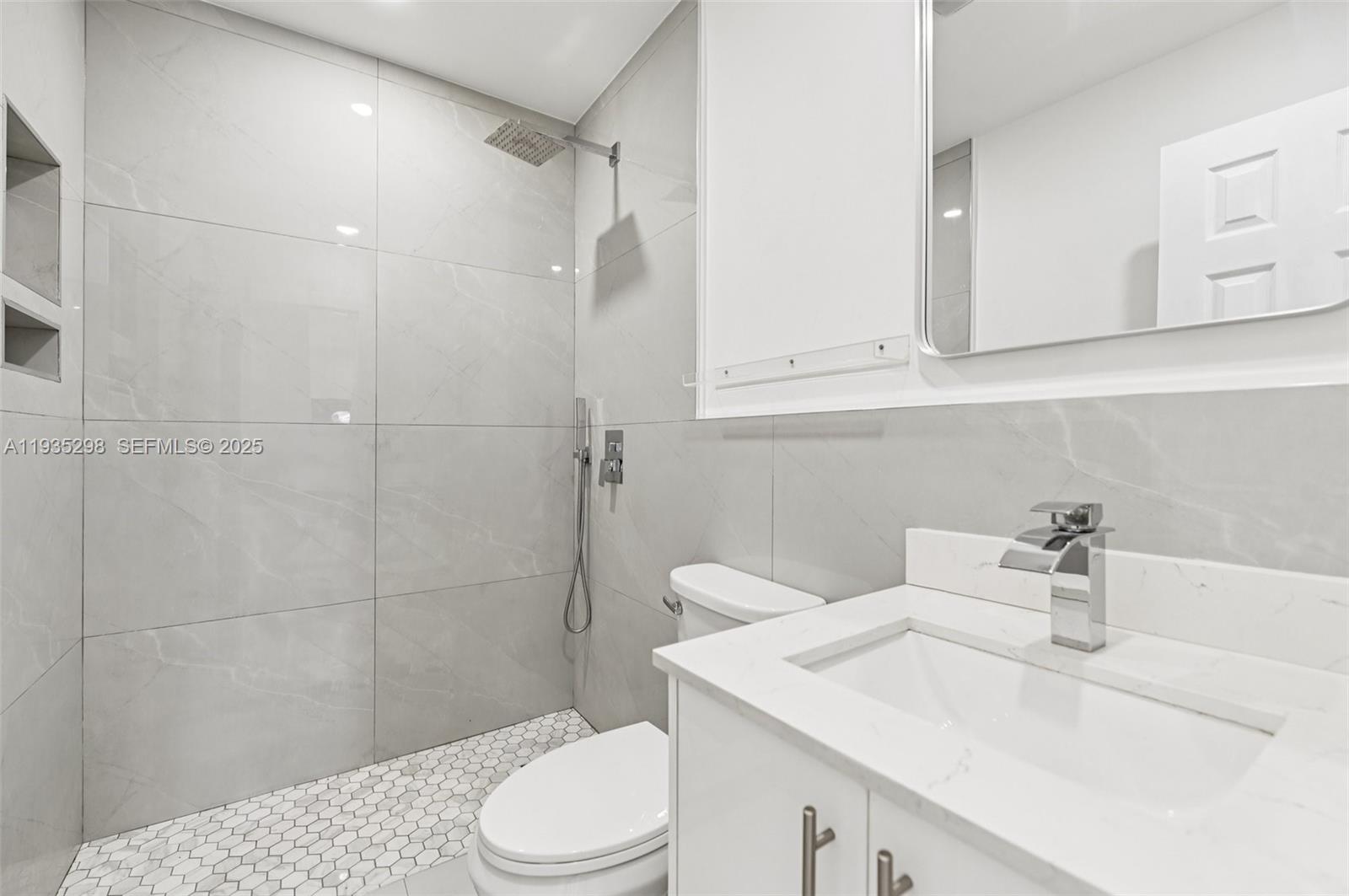 LIME GROVE ESTATES SEC 3 - Residential Lease