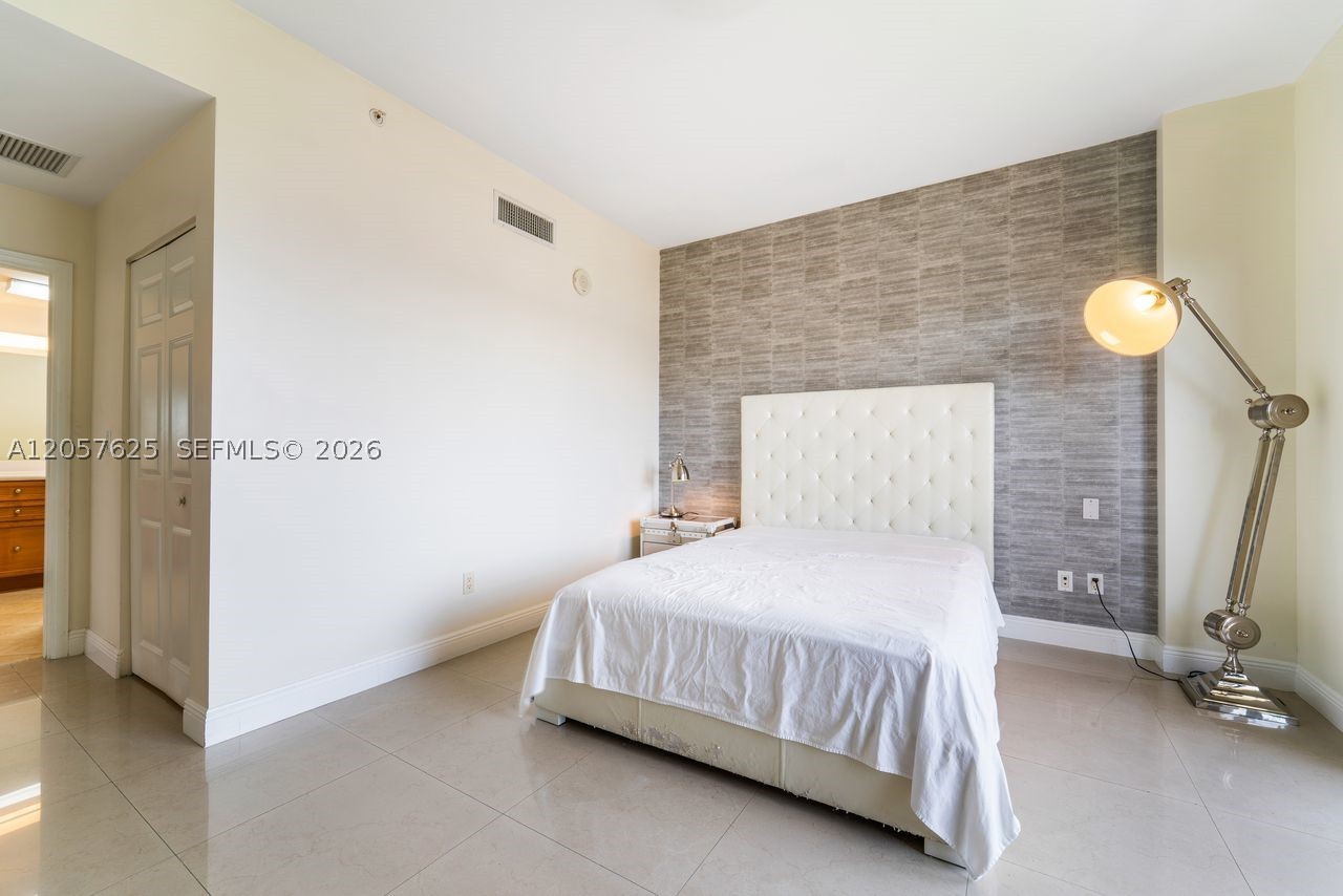 COLONNADE AT DADELAND SW - Residential