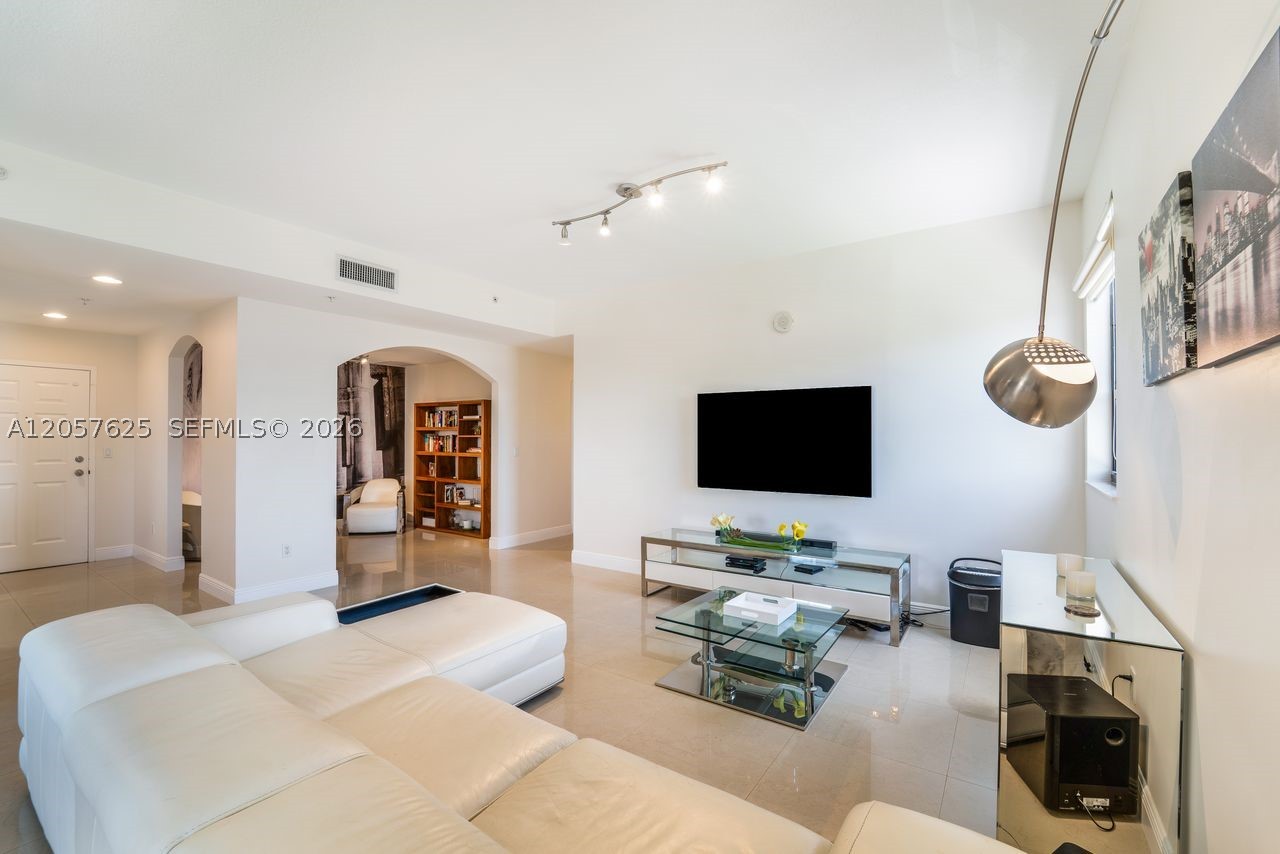 COLONNADE AT DADELAND SW - Residential