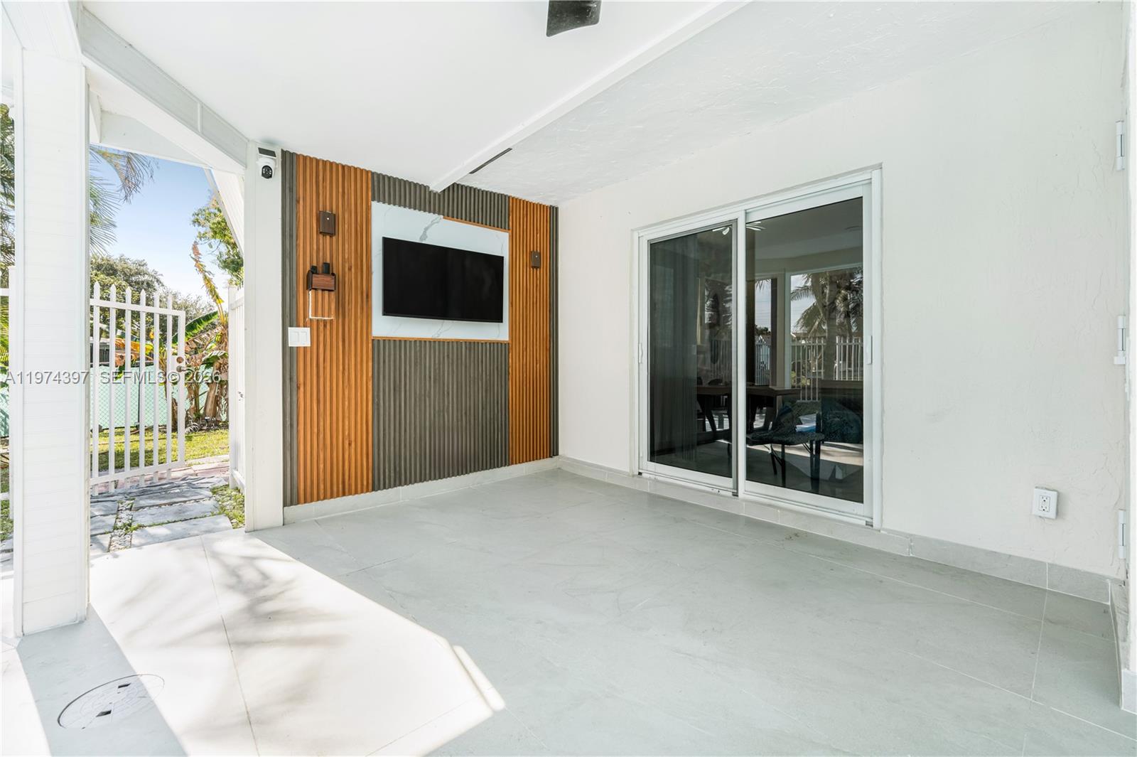 ROYAL PALM ACRES FIRST SE - Residential