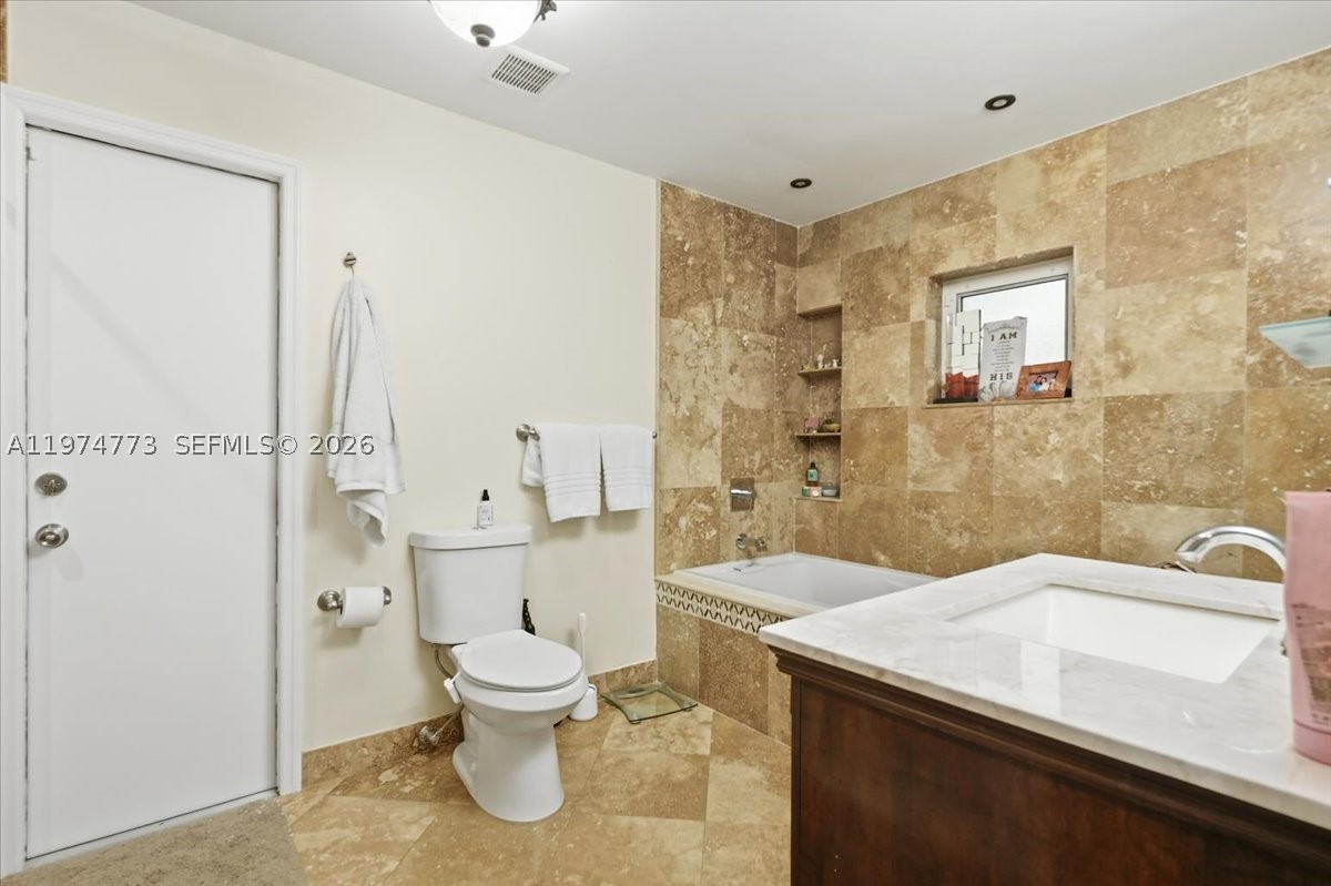 HOLLYWOOD HILLS - Residential