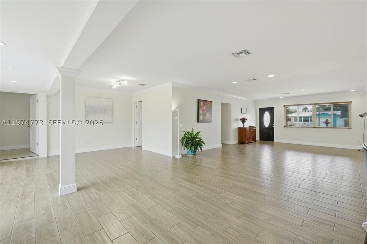 HOLLYWOOD HILLS - Residential