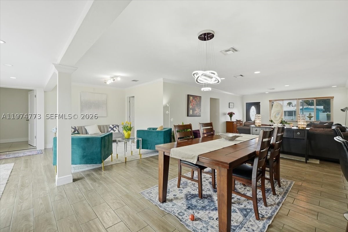 HOLLYWOOD HILLS - Residential