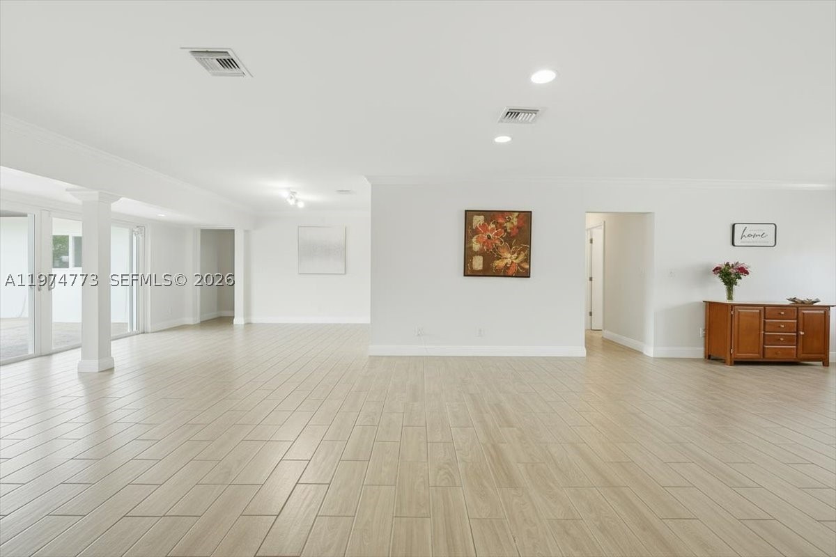 HOLLYWOOD HILLS - Residential