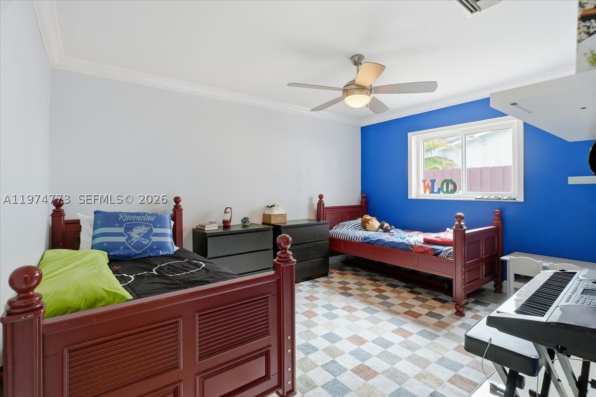 HOLLYWOOD HILLS - Residential