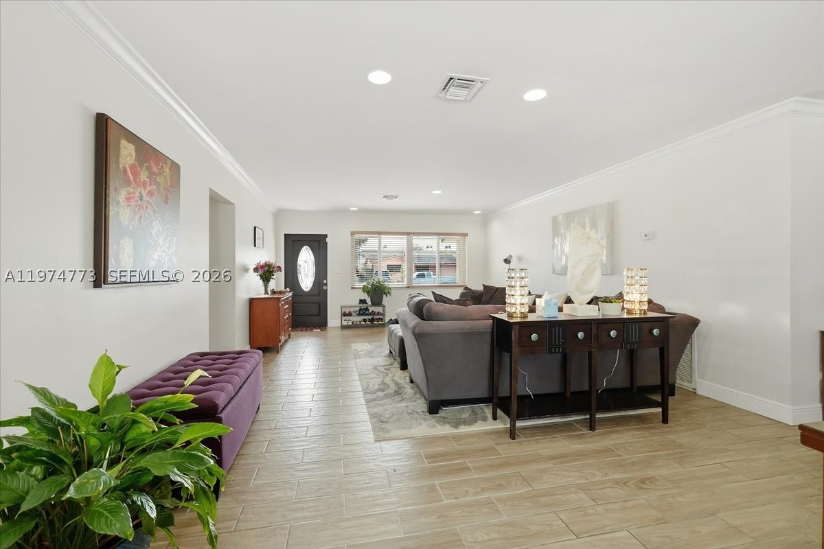 HOLLYWOOD HILLS - Residential
