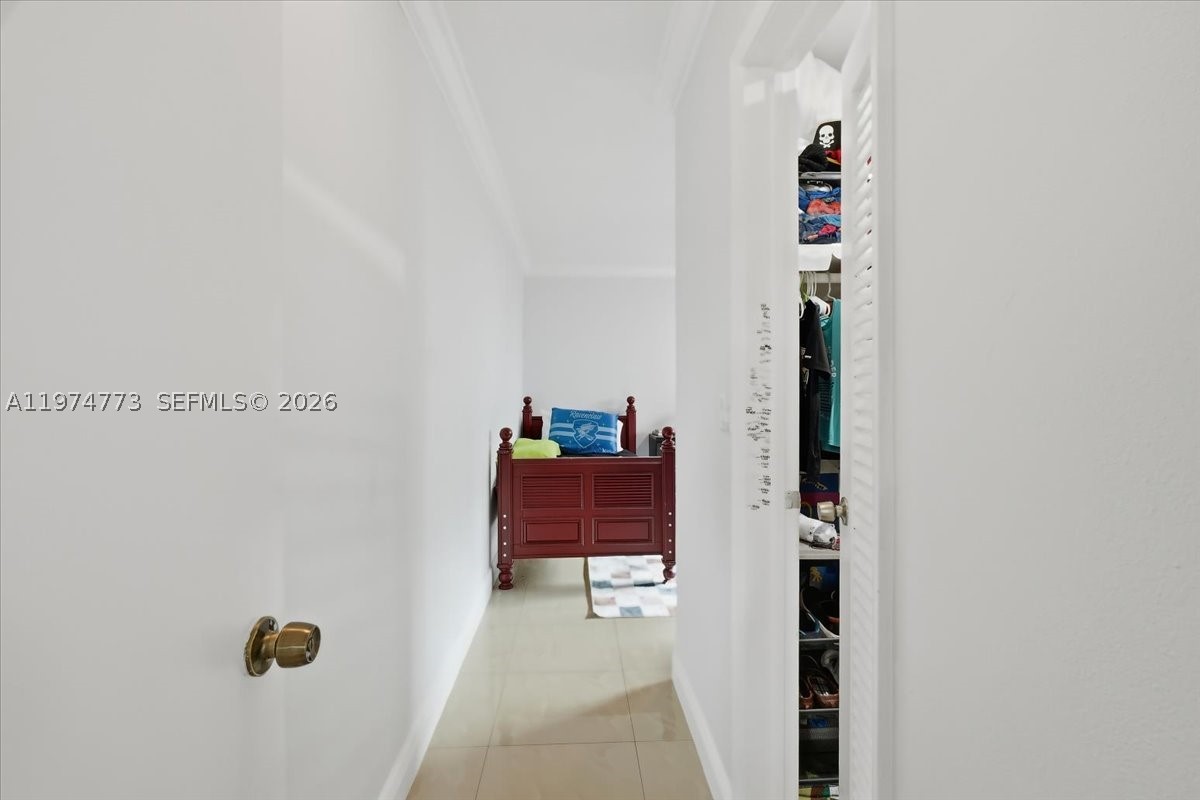 HOLLYWOOD HILLS - Residential
