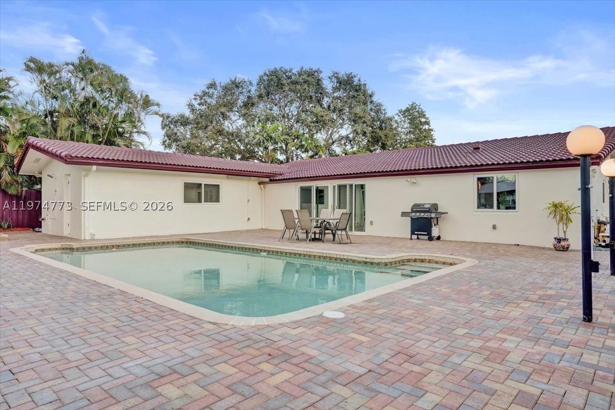 HOLLYWOOD HILLS - Residential