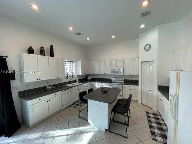 LAROC ESTATES - Residential