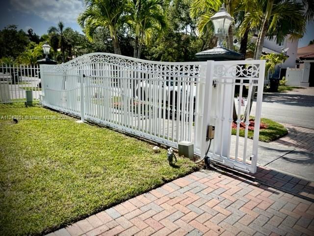 LAROC ESTATES - Residential