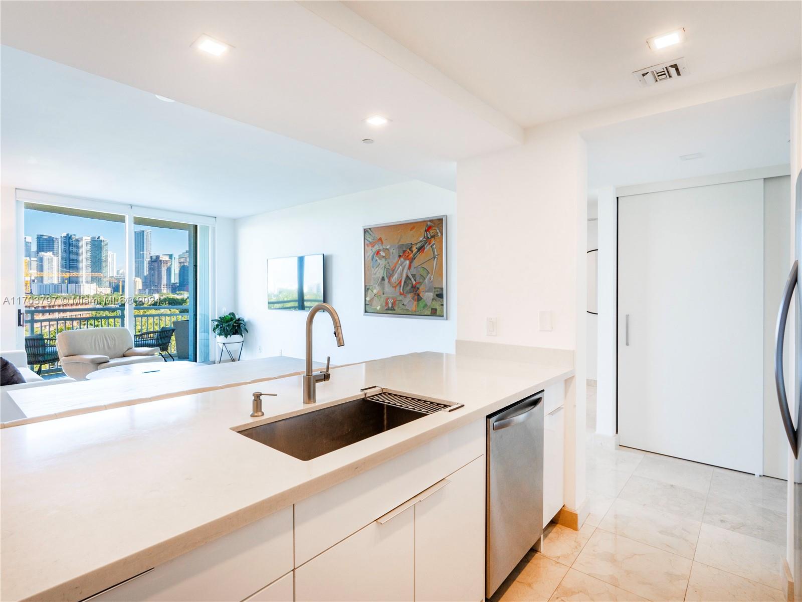 THE METROPOLITAN CONDO - Residential Lease