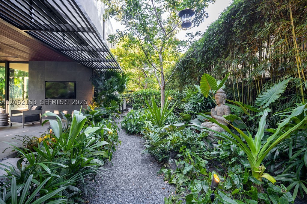 PINECREST MANOR - Residential