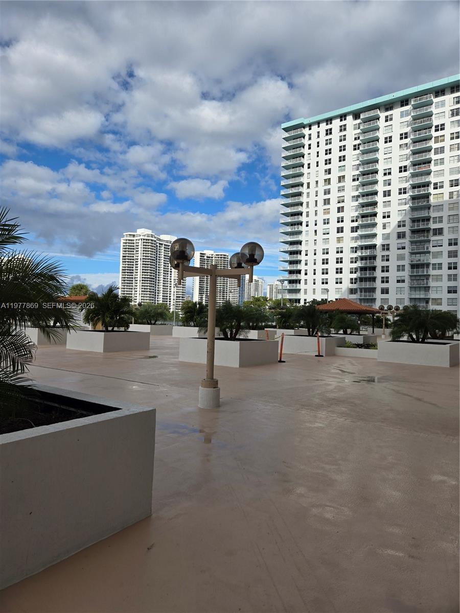 WINSTON TOWERS 700 CONDO - Residential
